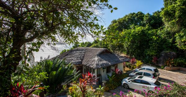 Chalets Cote Mer Kleines Hotel Aussenbereich Praslin Seychellen