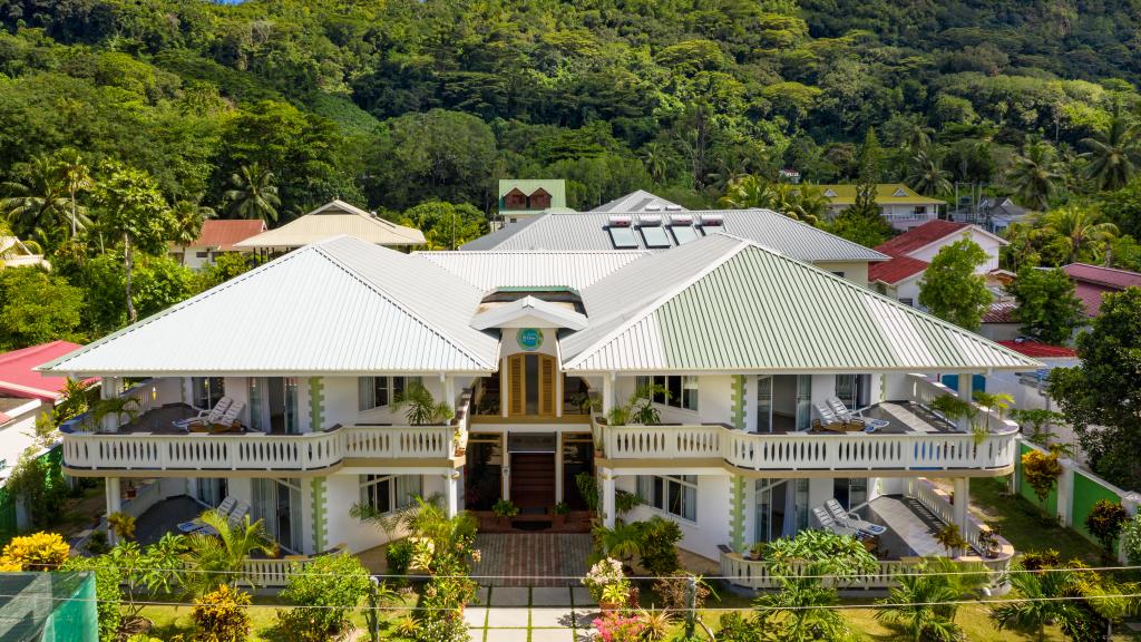 Photo 2: 340 Degrees Mountain View Apartments - Mahé (Seychelles)