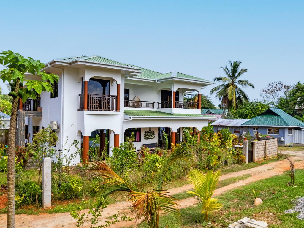 LA Apartments - Photo 6