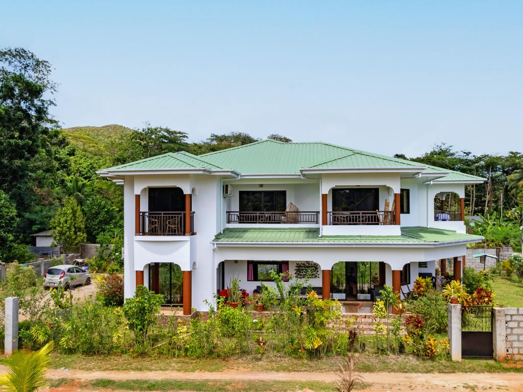 LA Apartments - Photo 2