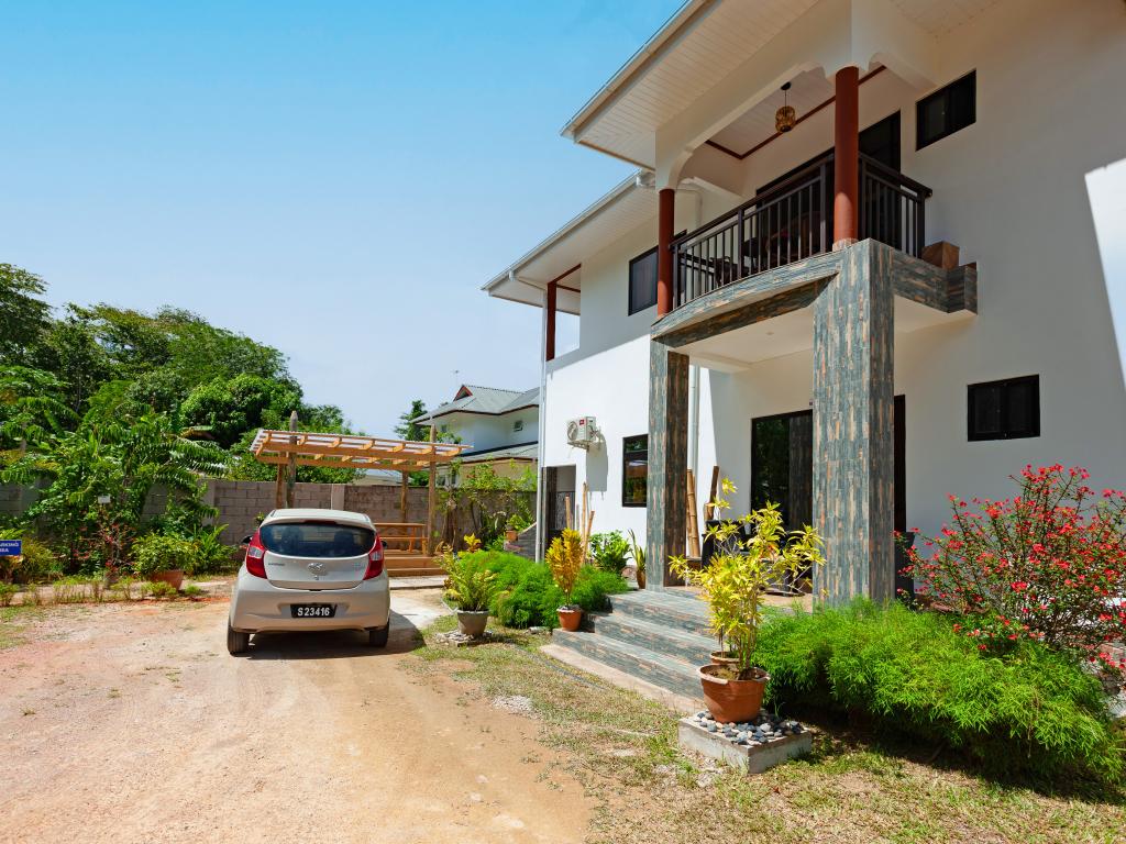 LA Apartments - Photo 9