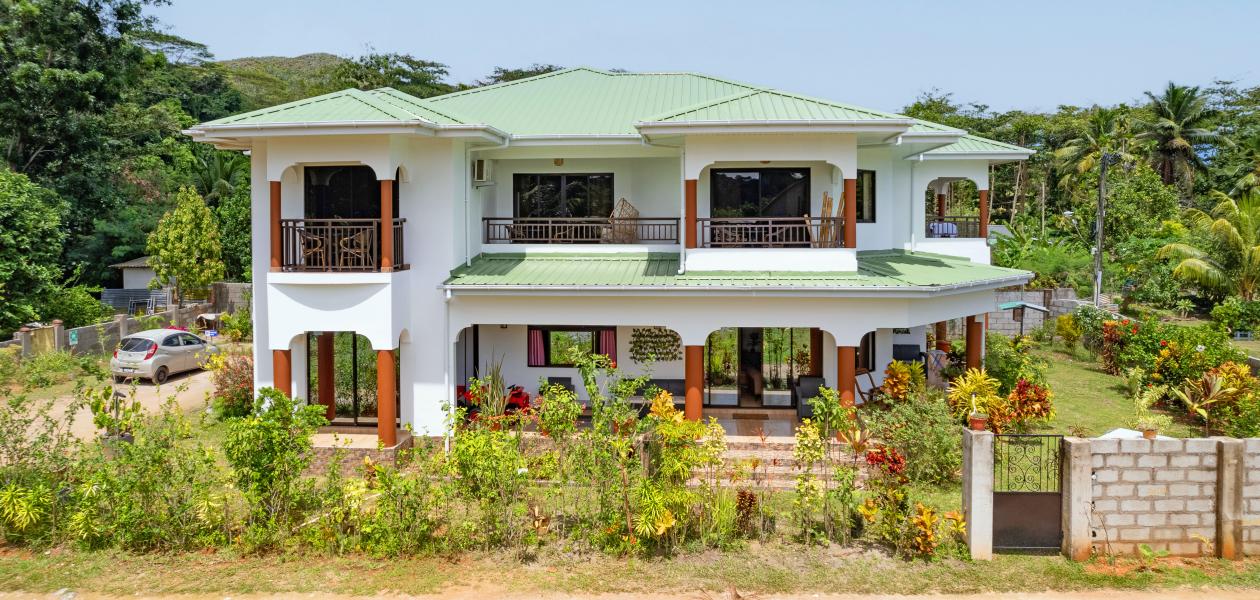 LA Apartments - Photo 1