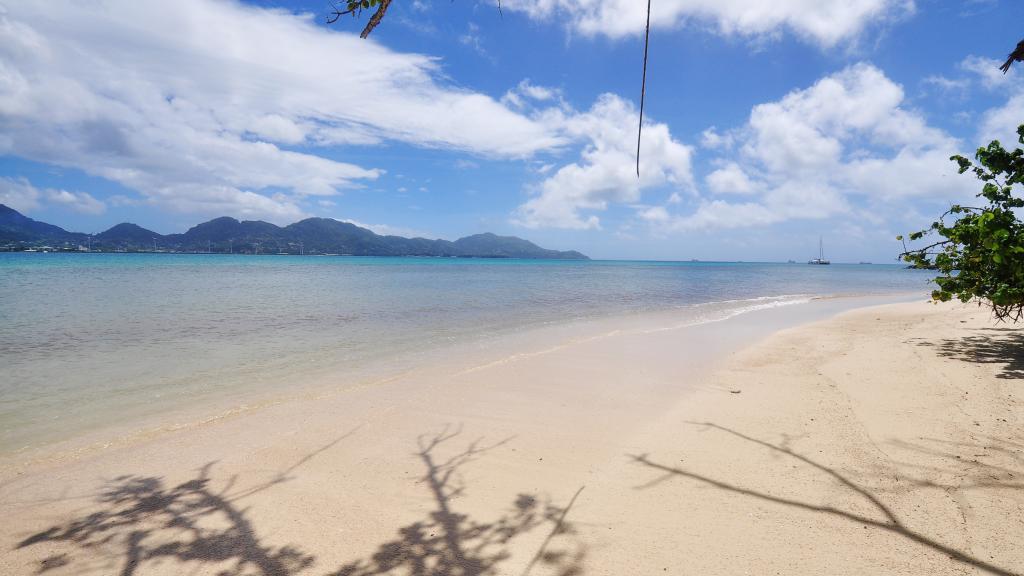 Foto 6: Takamaka Beach - Cerf Island (Seychellen)