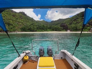 private-guided-tour-tropical-paradise-boat-charter-tropical-cruise-img-1128