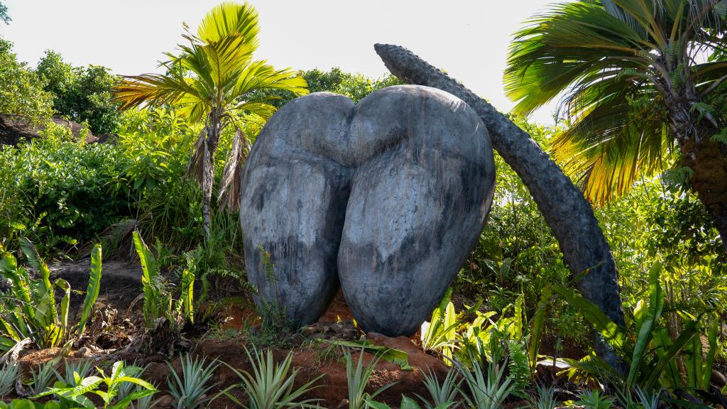 Gigantische Coco-de-Mer Kunstformation im Vallée des Fruits Gigantische Coco-de-Mer Kunstformation im Vallée des Fruits