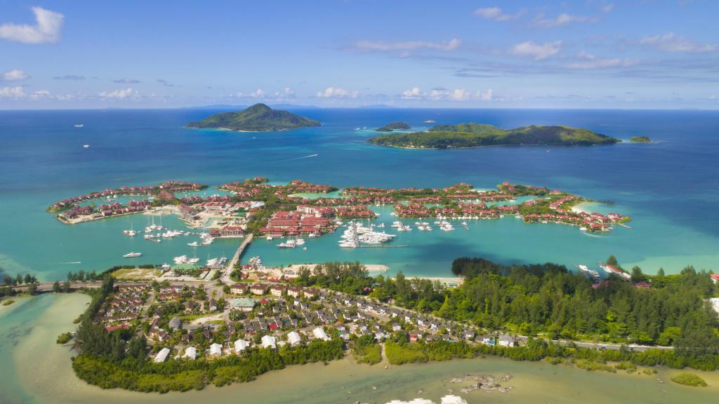 Vista sull'isola artificiale di Eden Island e, sullo sfondo, il parco marino di S.te Anne