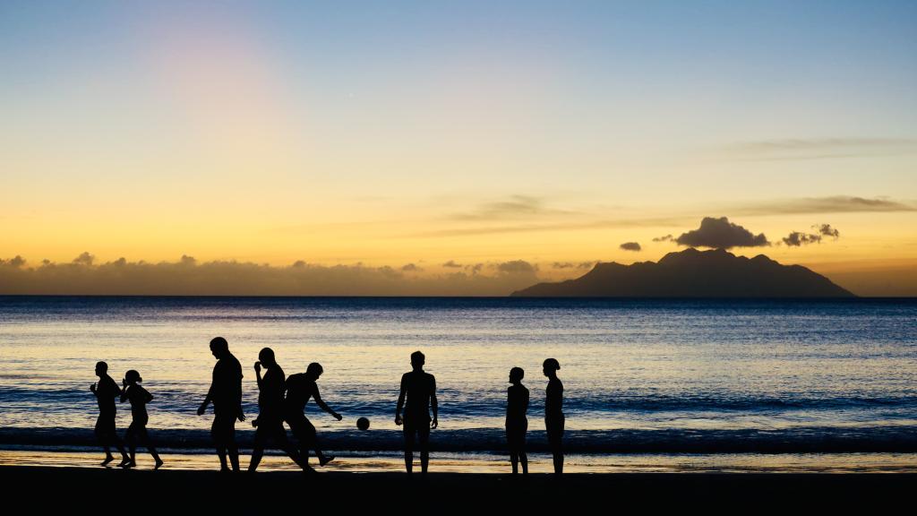 Tramonto a Beau Vallon (Roman Pojda & Anne Lorat)