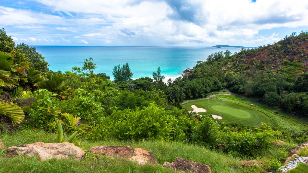 Il Resort Constance Lémuria offre un campo da golf da 18 buche con una vista favolosa.