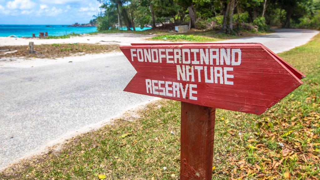 La piccola freccia rossa nei pressi di Anse Marie Louise non è facilissima da trovare.