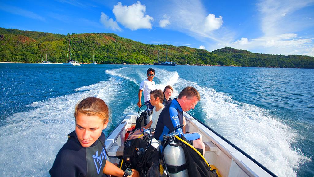 Un groupe avant de faire une excursion de plongée aux Seychelles