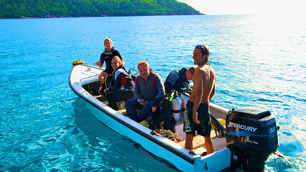 Un groupe sur un bateau avant de faire de la plongée aux Seychelles