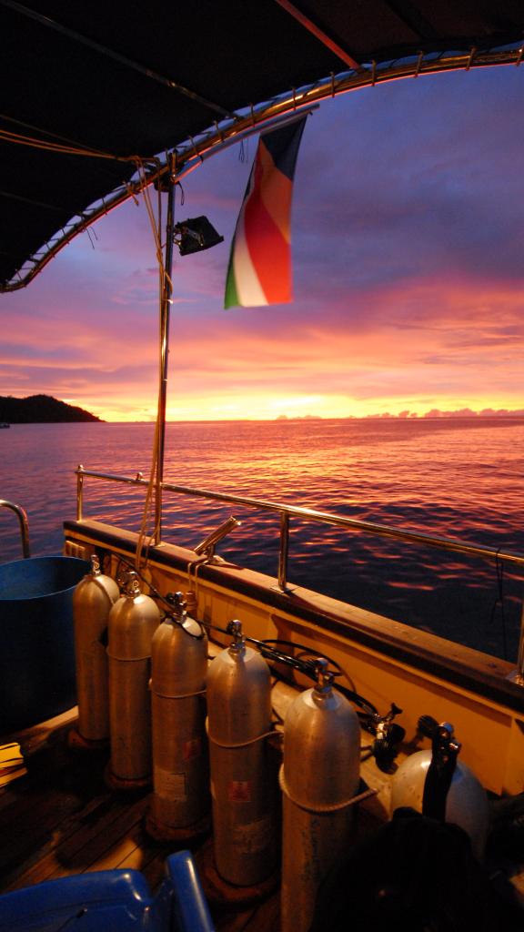 Une vue du coucher du soleil depuis un bateau