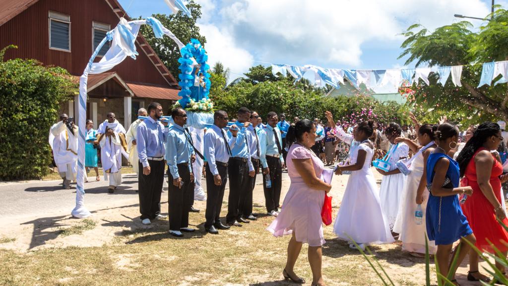 A Ferragosto si celebra l’assunzione di Maria con una grandiosa festa a La Digue. © Simone Schwerdtner