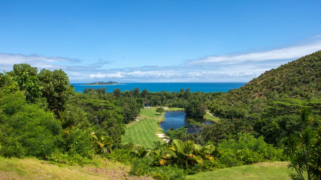 Il Lémuria Resort a praslin ha un campo da golf da 18 buche.