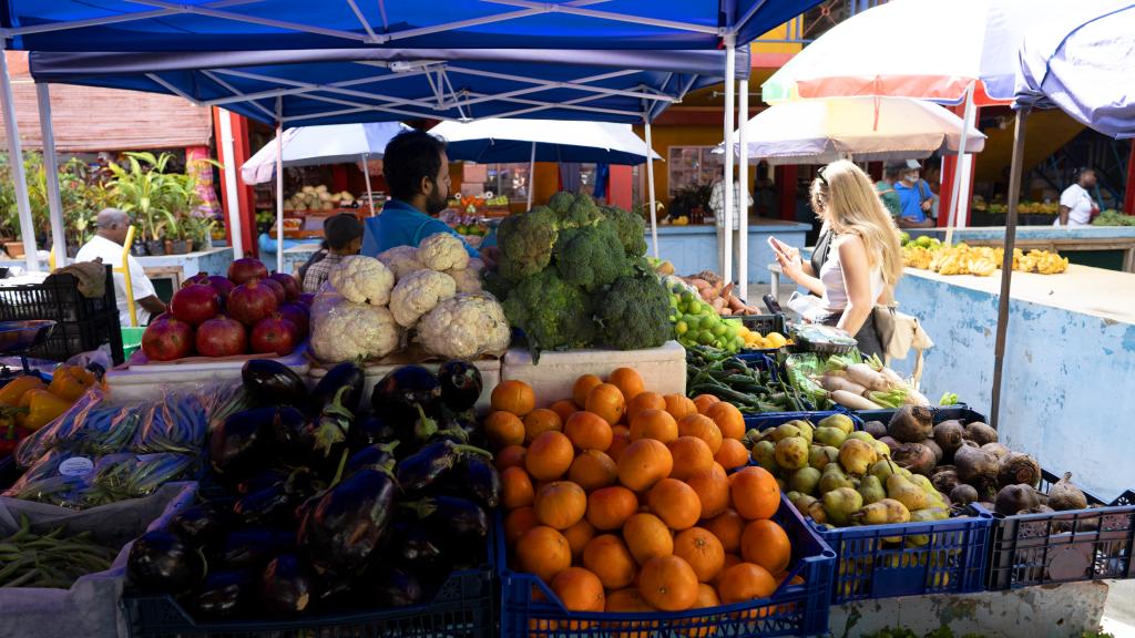 Neben lokalem Obst und Gemüse, wird auf dem Victoria Market auch Importware angeboten. Neben lokalem Obst und Gemüse, wird auf dem Victoria Market auch Importware angeboten.