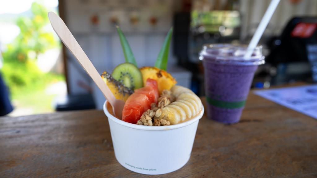 Gesunde Smoothie-Bowl in der Roots Juicery auf Praslin Gesunde Smoothie-Bowl in der Roots Juicery auf Praslin