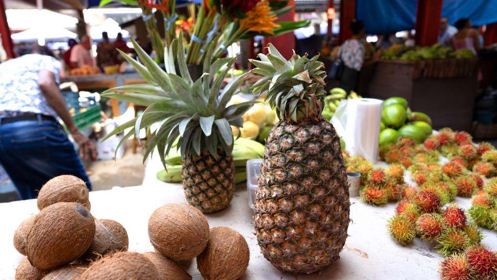 Frische Ananas, Kokosnüsse & Litschis auf dem Markt Frische Ananas, Kokosnüsse & Litschis auf dem Markt