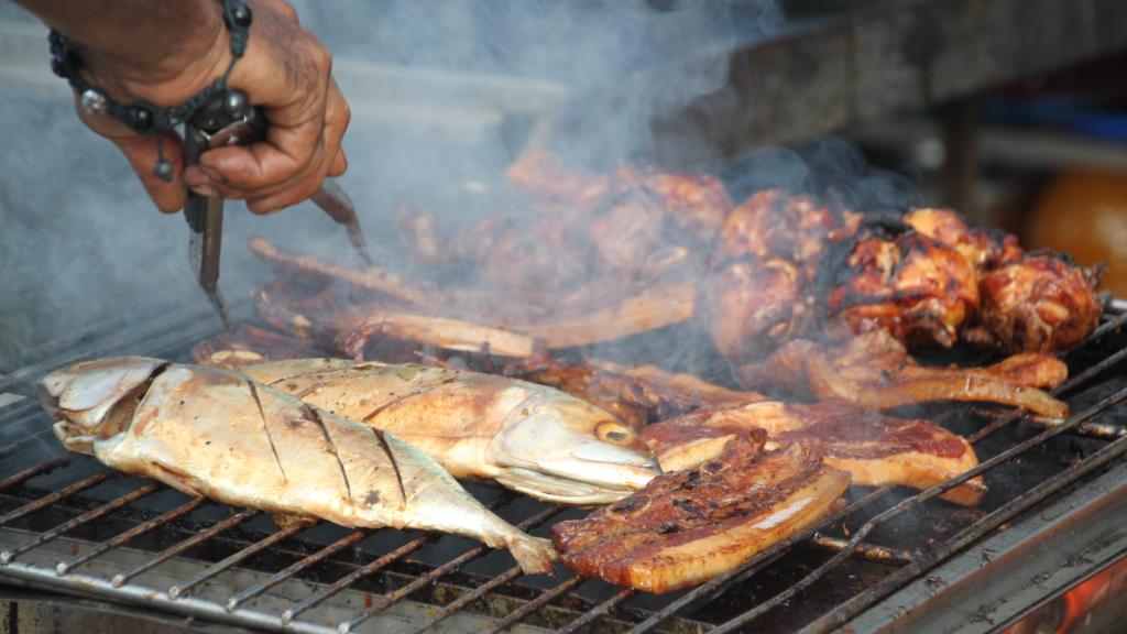 Mit kreolischen Gewürzen marinierter Fisch auf dem BBQ Mit kreolischen Gewürzen marinierter Fisch auf dem BBQ