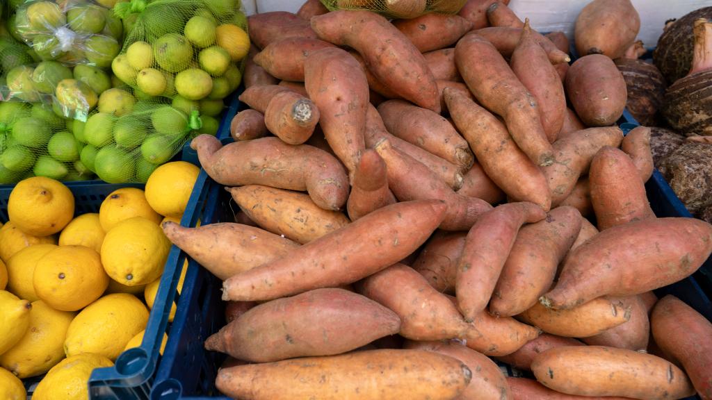 Süßkartoffeln, Zitronen und Limetten Süßkartoffeln, Zitronen und Limetten