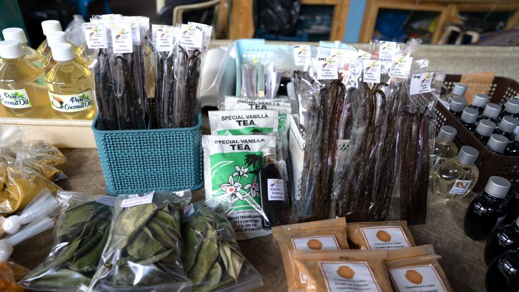 Vanilleschoten, Vanille-Tee, und Vanille-Öl Vanilleschoten, Vanille-Tee, und Vanille-Öl