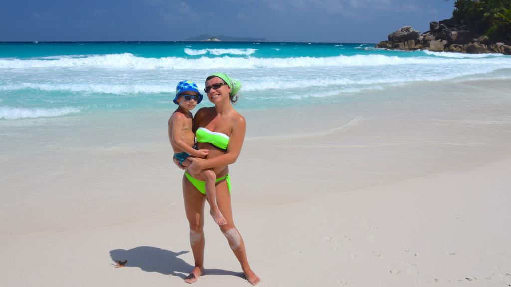 Madre e figlio su una spiaggia delle Seychelles