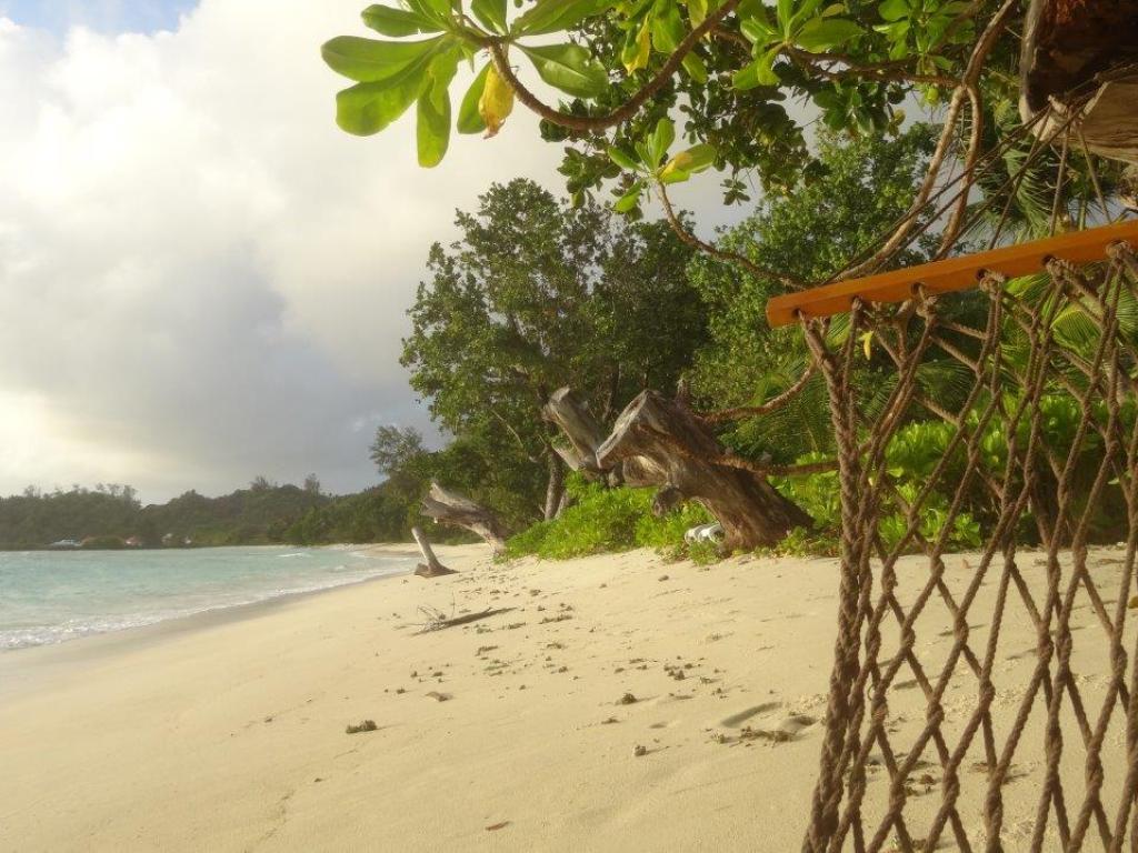 Schauckeln am Strand der Bucht „Anse Fourmis“