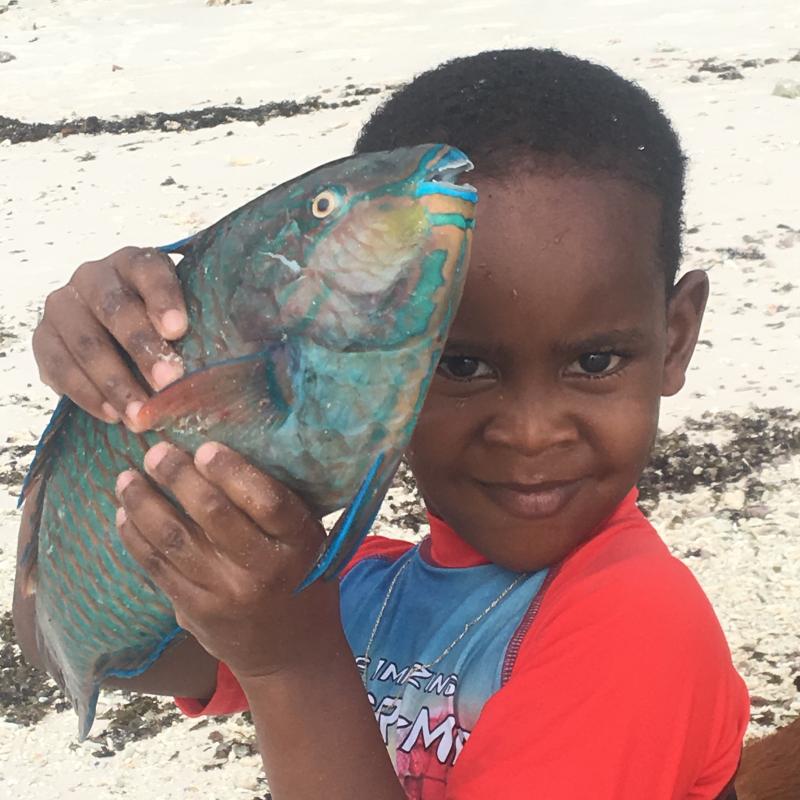 Un pescatore in miniatura sulla spiaggia di Anse Severe a La Digue