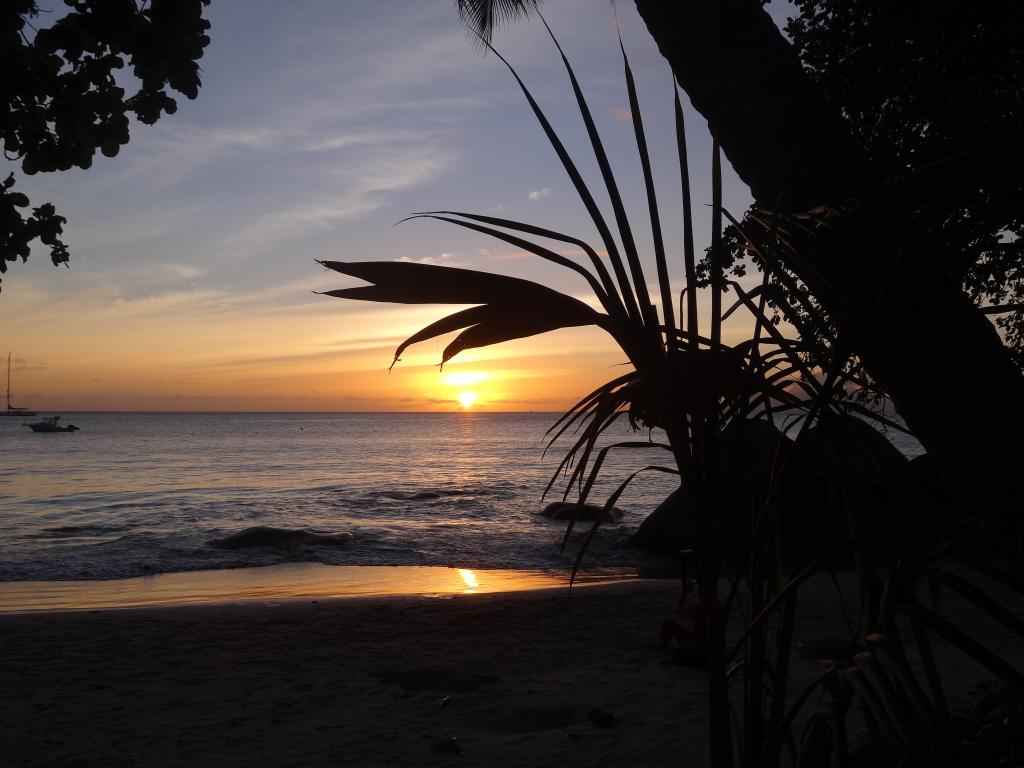 Sonnenuntergang an der Beau Vallon Baie, Mahé