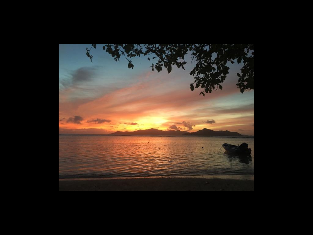 Sonnenuntergang am hauseigenen Strand auf La Digue