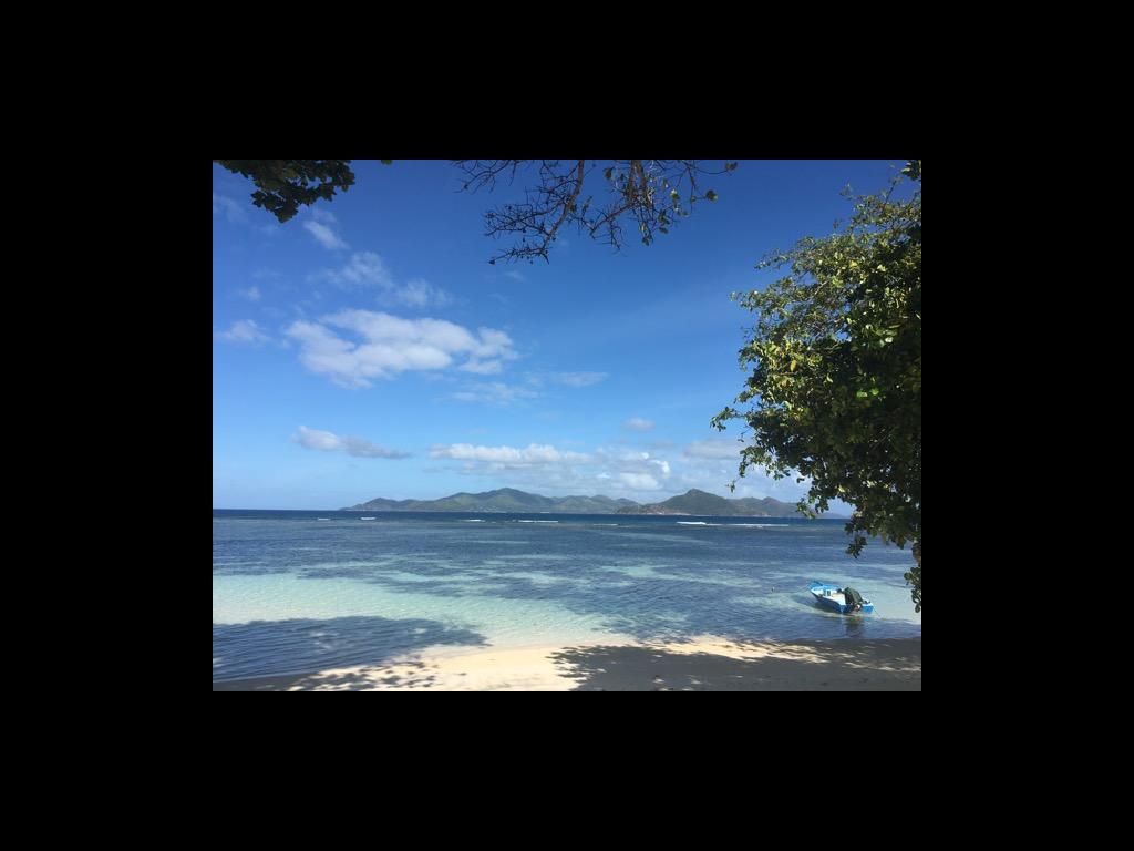 Blick auf Praslin vom hauseigenen Strand auf La Digue