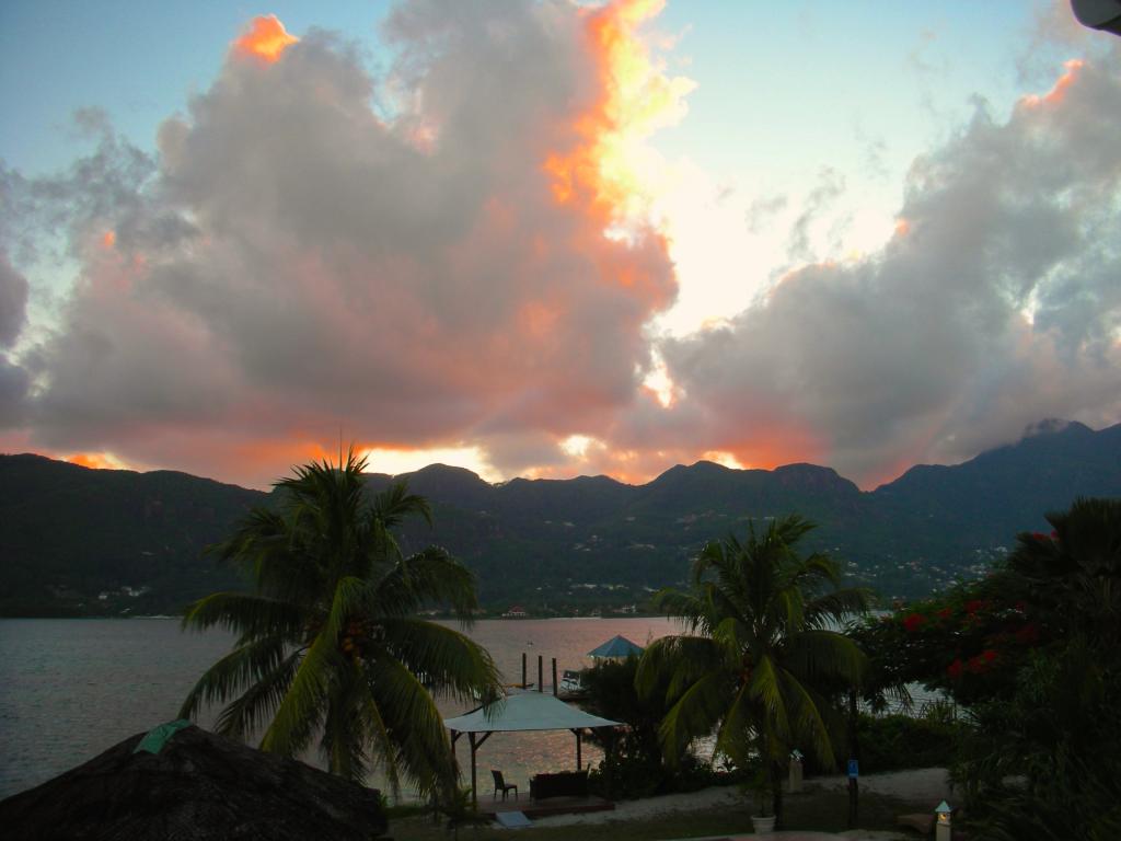 Tramonto guardando l’isola di Mahé