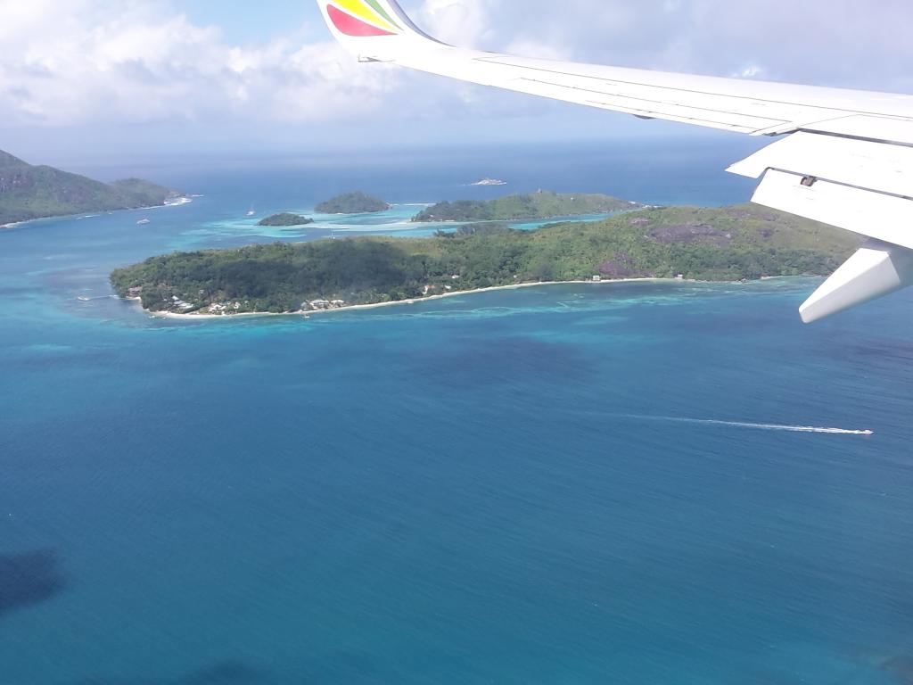 Auf dem Flug nach Cerf Island