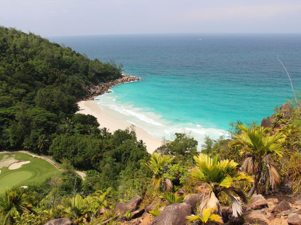 Vista di Anse Georgette dal sentiero escursionistico