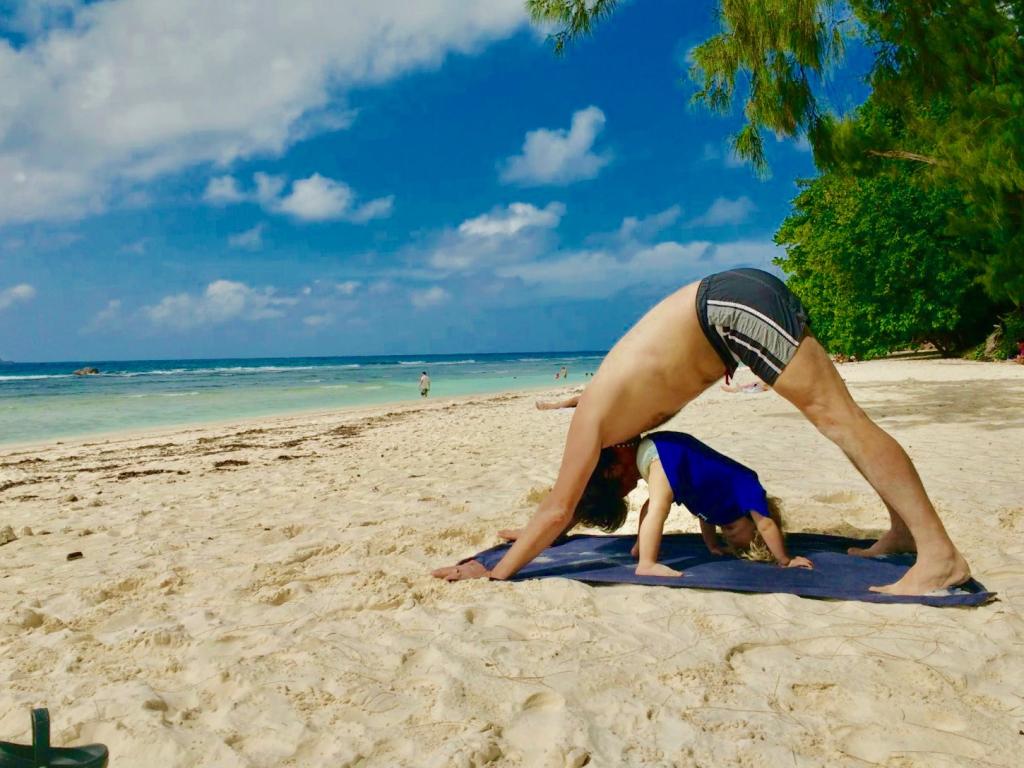 Yoga per gioco ad Anse Severe