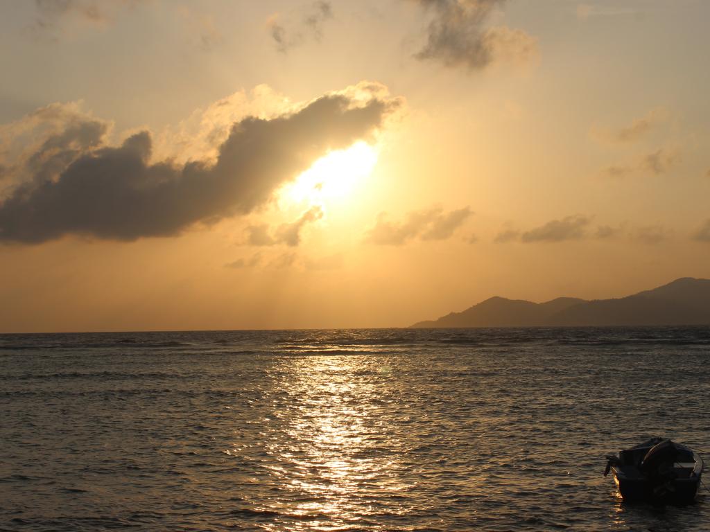 Sonnenuntergang vom Hotelstrand auf La Digue