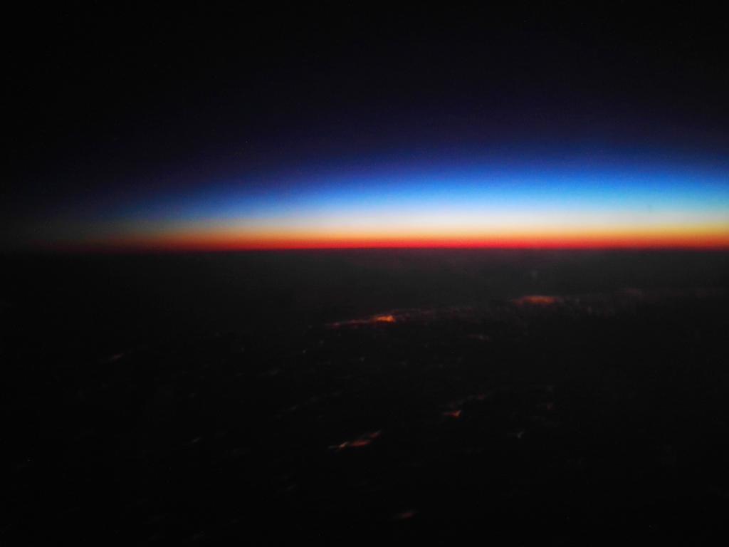 Vista dell'alba dall'aereo