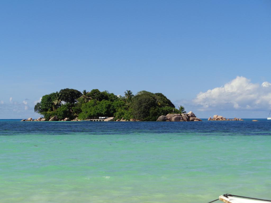 Blick auf die vorgelagerte Insel am Strand Cote d Or, gleich bei den Chalets