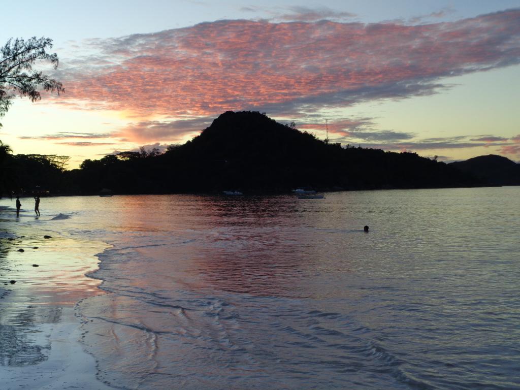 Der Tag geht zuende - hier an der Westkueste von Praslin