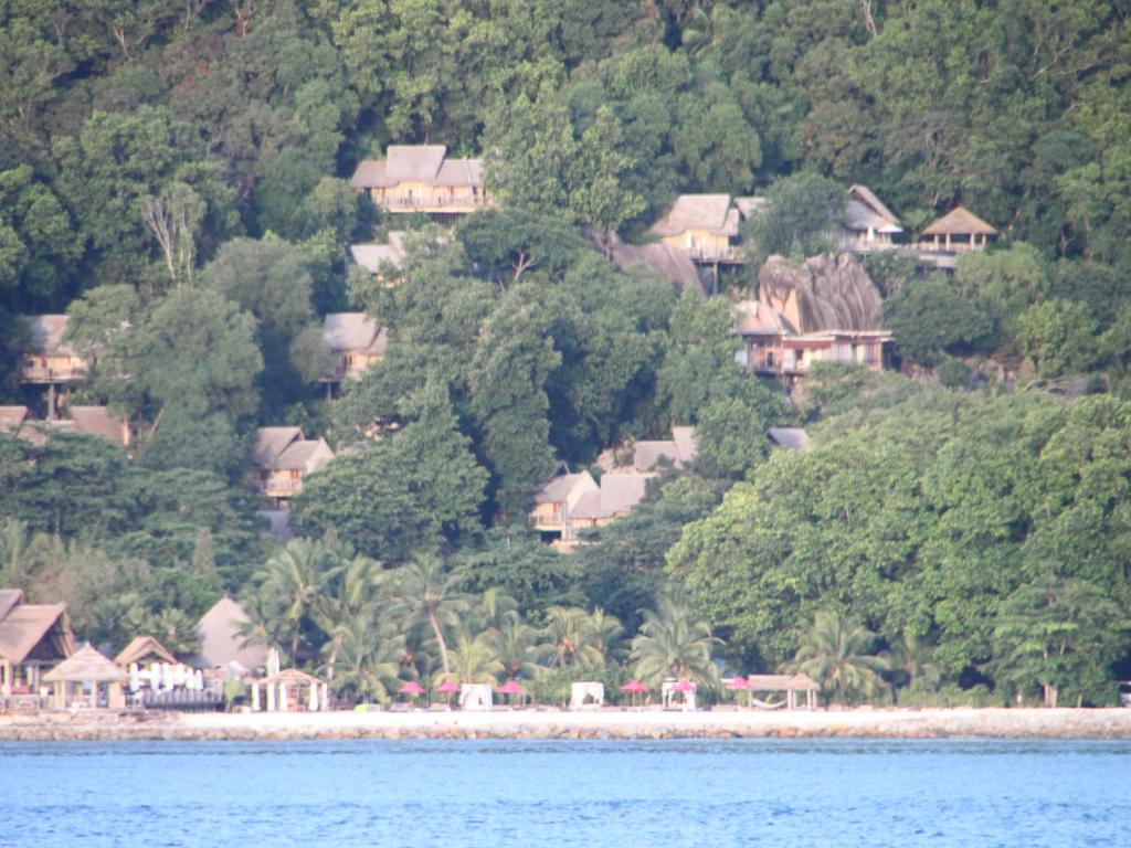 Hotelanlage vom Meer ausgesehen