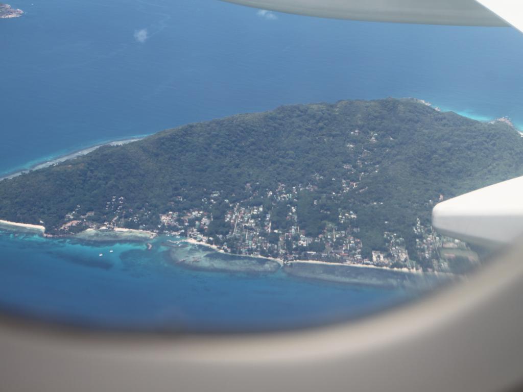 La Digue vom Flugzeug aus, links Hotelanlage „Le Domaine de L’Orangeria