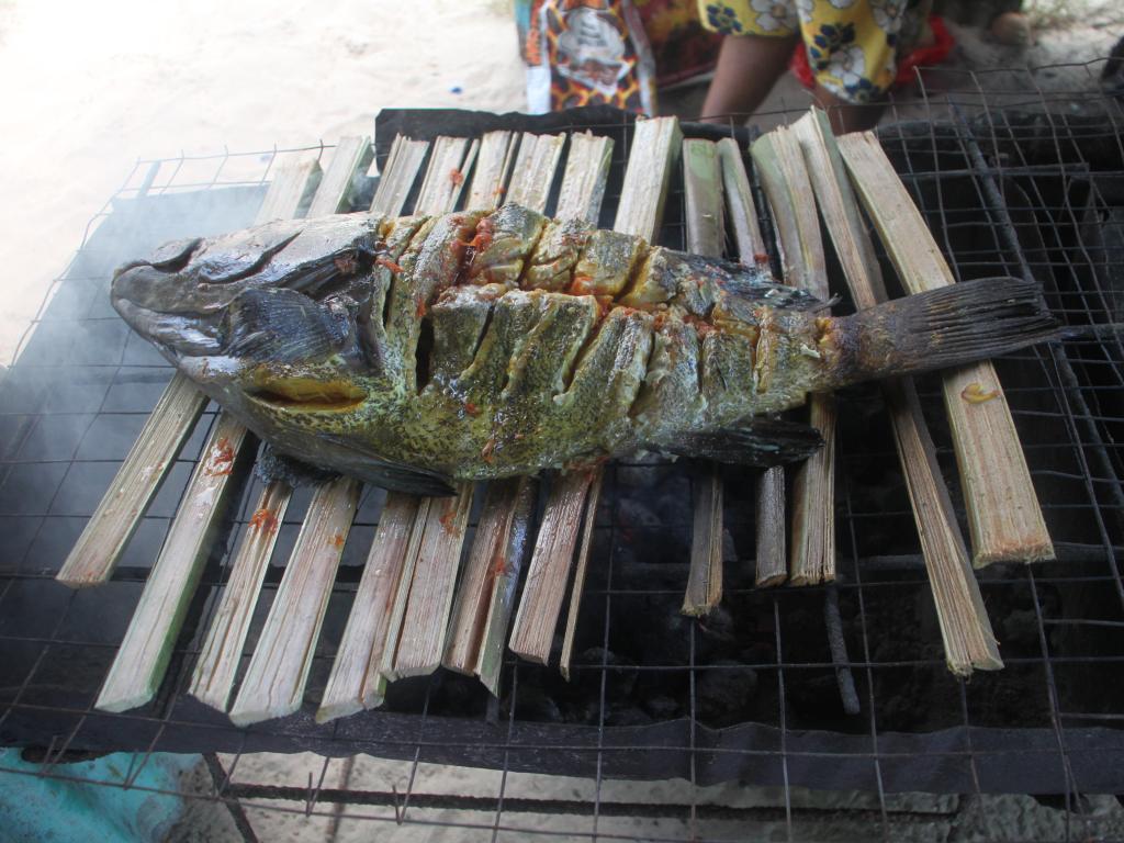 Gegrillter Fisch bei Grand Anse