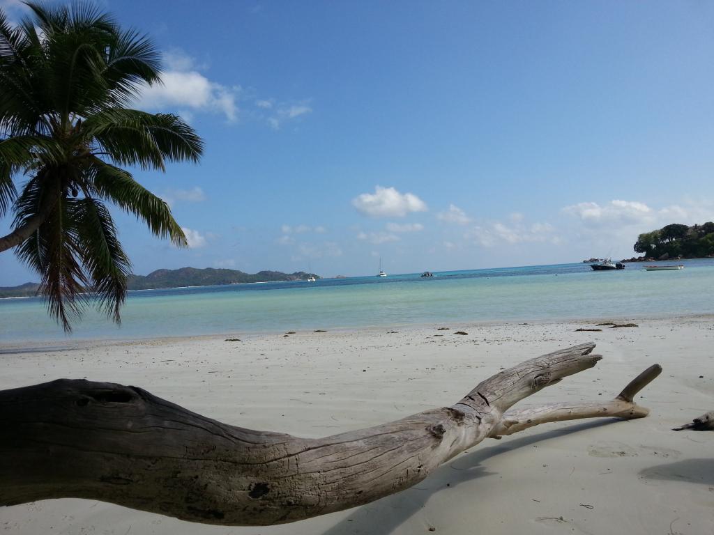 Lieblingspatz mit kl. Insel (rechts) Praslin