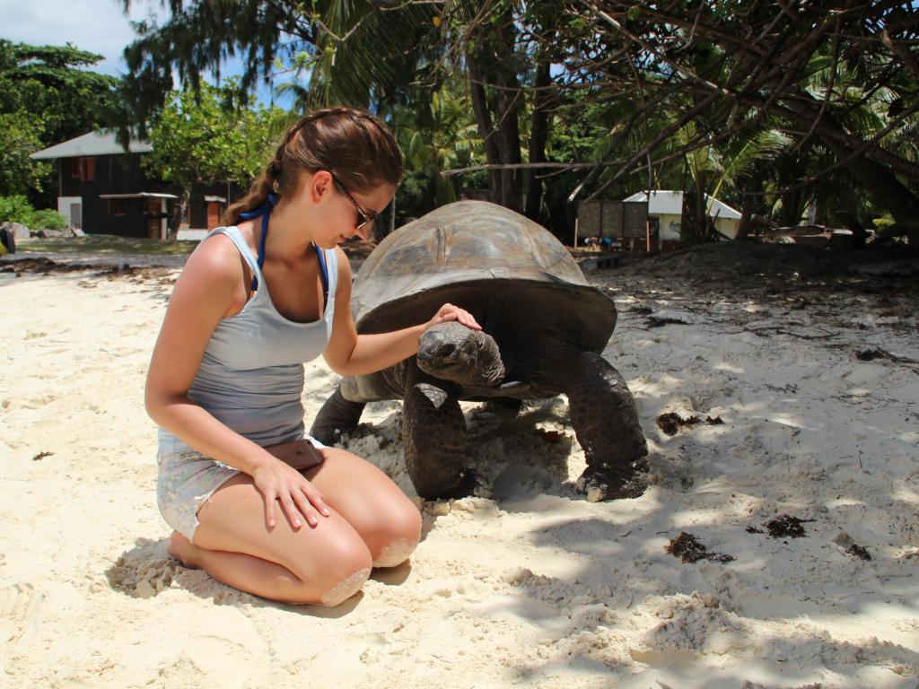 Schildkröte und ich auf Curieuse