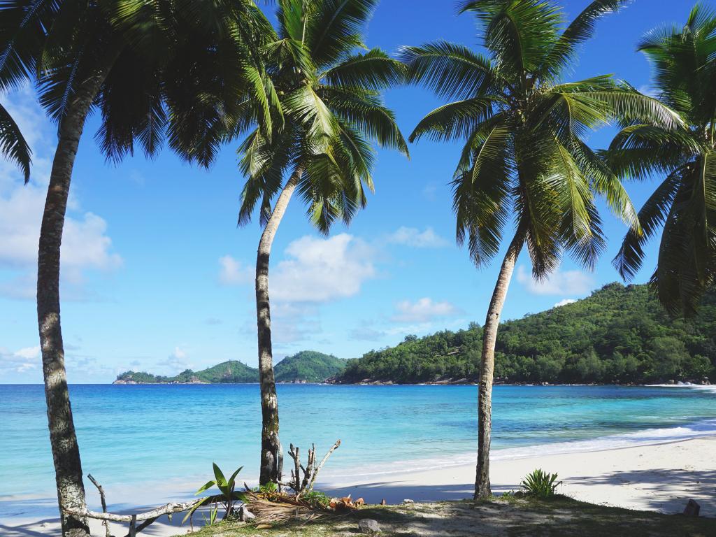 Strand Anse Takamaka vor dem Hotel Chez Batista