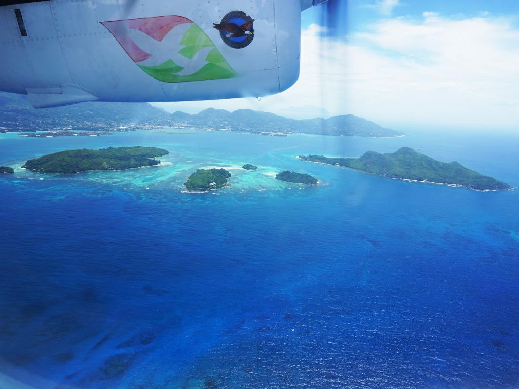 Blick aus dem Propellerflugzeug beim Überflug von Mahé nach Praslin