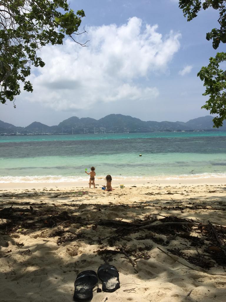 Bimbe in spiaggia fronte villa