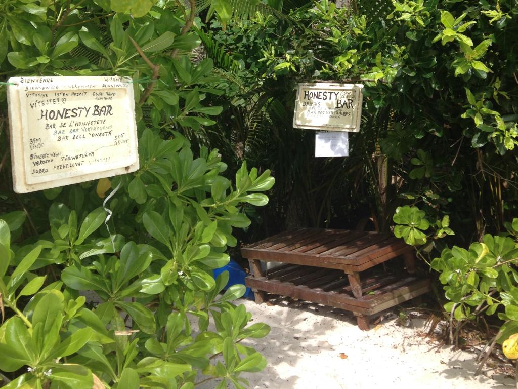 Honesty Bar, Anse Lazio