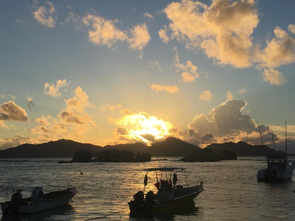 La Digue, Sonnenuntergang Fish Trap Bar