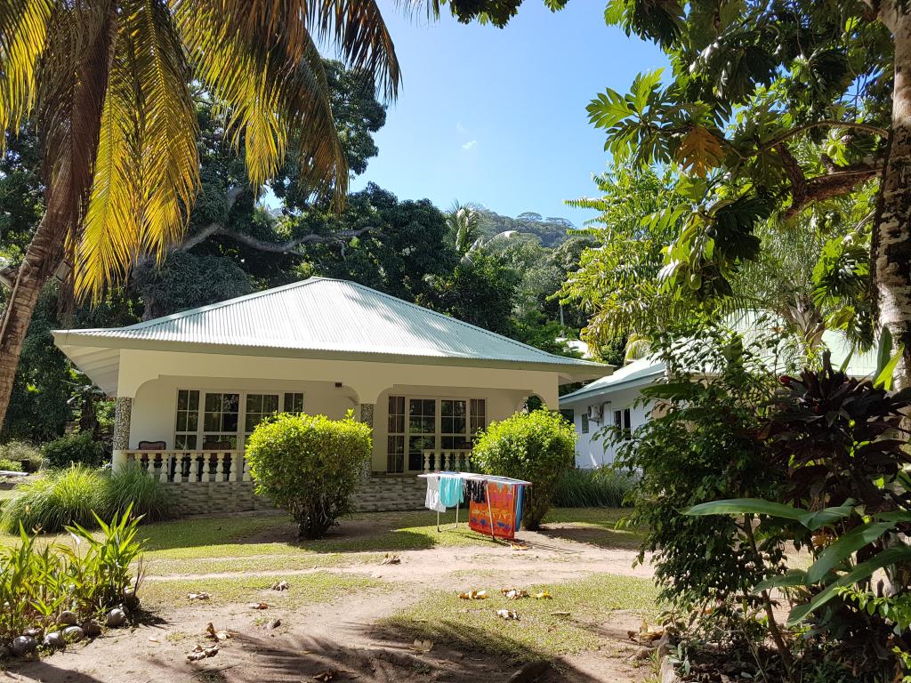 La Digue, Der schöne Garten der Bamboo Chalets vor den Chalets