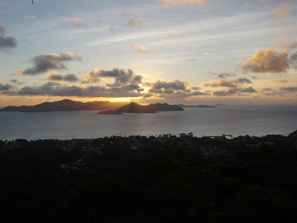 La Digue, Sonnenuntergang mit Bilck auf Praslin